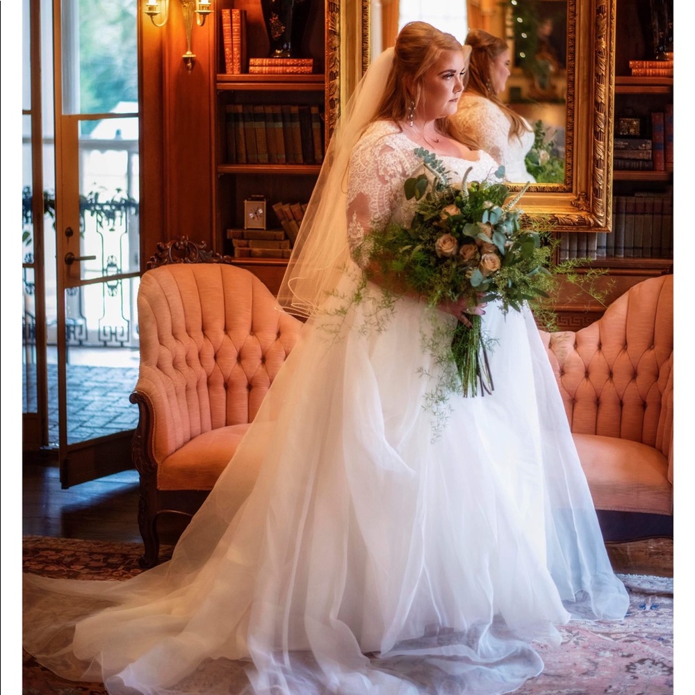 Wedding Dress. - Picture 2 of 7